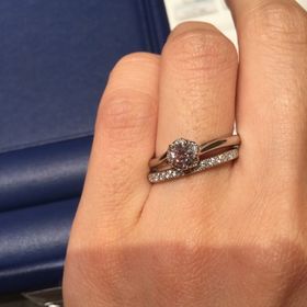 【銀座ダイヤモンドシライシの口コミ】 とにかくデザインが気に入ったことです。もともと取り巻きタイプを検討し…