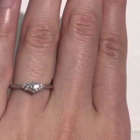 【ラザール ダイヤモンド(LAZARE DIAMOND)の口コミ】 まず、シンプルなデザインがいいと思って探していましたが、店員さんから…