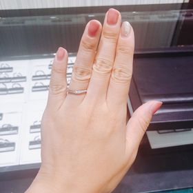 【ラザール ダイヤモンド(LAZARE DIAMOND)の口コミ】 私はハーフエタニティで探しており、緩いV字とダイヤモンドの輝きのキレイ…