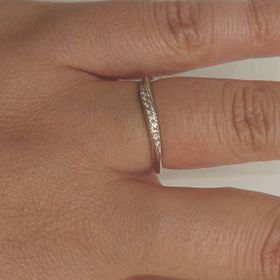 【1122 iifuufu bridal(いい夫婦ブライダル)の口コミ】 プラチナの質感が上品で滑らかな感触です。またラインにウェーブが入って…