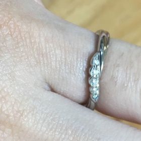【ケイウノ ブライダル(K.UNO BRIDAL)の口コミ】 個性的なデザインであり、動きが感じられます。既成のリングを元に多少ア…