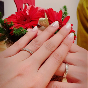 【ショーメ(CHAUMET)の口コミ】 主人がショーメのデザインに一目惚れしたので購入に至りました。
私が付け…