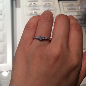 【銀座ダイヤモンドシライシの口コミ】 メレダイヤがセンターのダイヤを引き立てていて、とても可愛いデザインで…