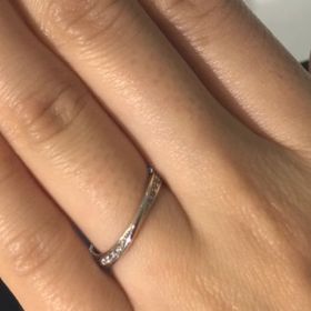 【4℃ BRIDAL(ヨンドシーブライダル)の口コミ】 滑らかなウェーブの動きのあるデザインなので手がきれいに見えます。また…