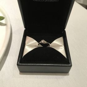 【エクセルコダイヤモンド(EXELCO DIAMOND)の口コミ】 彼からプレゼントして頂きました。婚約指輪のデザインはどこも似たり寄っ…