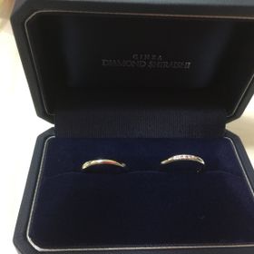 【銀座ダイヤモンドシライシの口コミ】 婚約指輪と重ねて付け出来る結婚指輪を探していました。指輪の形状やデザ…