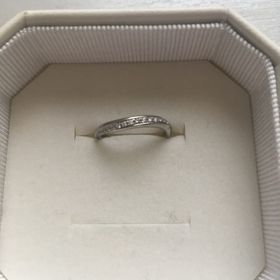 【4℃ BRIDAL(ヨンドシーブライダル)の口コミ】 ゼクシィや他の既婚者の指輪を見て、「指が細く見える形がいいな」とずっ…