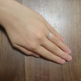 【L'or(ロル)の口コミ】 ダイヤが２０粒程ついていて、とてもきれいです。ダイヤは反面のみなので…