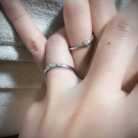 【俄(にわか)の口コミ】 わりとガッチリした指なので、細く見えるかつ、少し変わったデザインを探…