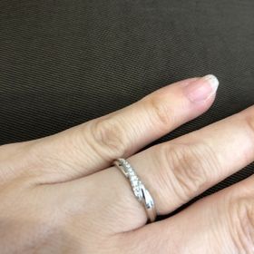 【エクセルコダイヤモンド(EXELCO DIAMOND)の口コミ】 少し変わったデザインで、他の人とかぶりにくいこと。なめらかな曲線の為…