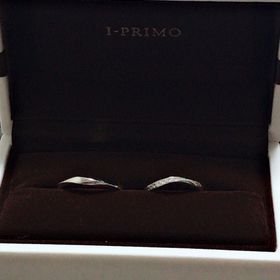 【アイプリモ(I-PRIMO)の口コミ】 婚約指輪と結婚指輪はペアのものではありませんが、婚約指輪と重ねてつけ…