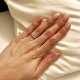 【ラザール ダイヤモンド【取扱店販売】の口コミ】 デザインに一目惚れしました。

今しか貰えない定番の婚約指輪が欲しい
で…