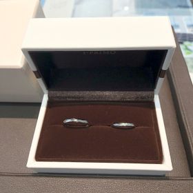 【アイプリモ(I-PRIMO)の口コミ】 指輪の厚さが2人の指にとてもしっくりきて、シンプルだけど女性の方にはダ…