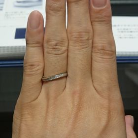 【エクセルコダイヤモンド(EXELCO DIAMOND)の口コミ】 似たデザインの指輪を他のブランドでも試着してみましたが、ラインの滑ら…
