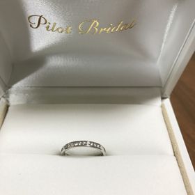 【PILOT BRIDAL(パイロットブライダル)】の口コミ デザインも色々あり悩みましたが、結婚指輪と合わせてつけても似合うデザイ...