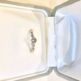 【SUEHIRO(スエヒロ)の口コミ】 中央の大粒のダイヤモンドはしっかりとした輝きであり、透明度が高いにも…