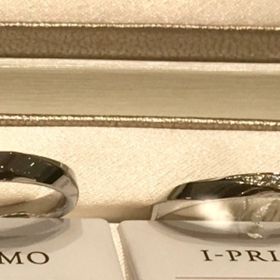 【アイプリモ(I-PRIMO)の口コミ】 リング全周が斜めにカッティングされていて、真ん中にも斜めにダイヤモン…