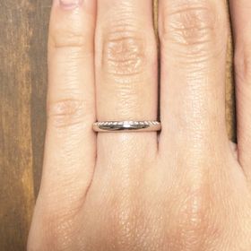 【アイプリモ(I-PRIMO)の口コミ】 女性用の方は指輪半分の上側だけにダイヤモンドが入っていて、目立たせた…