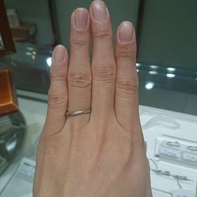 【Douxmiere bijou SOPHIA(ドゥミエール ビジュソフィア)の口コミ】 小指にむかってゆるやかにカーブするラインが、指なじみのいいハーフエタ…