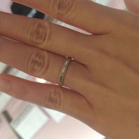 【BRIDGE(ブリッジ)の口コミ】 ミル打ちの細かい装飾が上品で可愛らしく、シンプルでありながらもしっか…