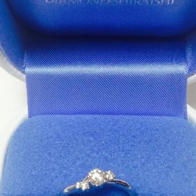 【銀座ダイヤモンドシライシの口コミ】 上から見るとリングが斜めのウェーブなので、指が細く見えます。
ダイヤが…