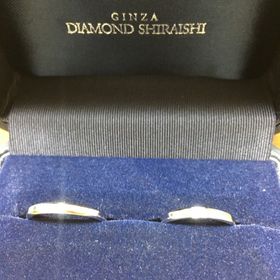 【銀座ダイヤモンドシライシの口コミ】 シンプルなデザインを探していました。
この指輪は、女性用には中央のダイ…