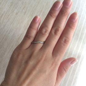 【4℃ BRIDAL(ヨンドシーブライダル)の口コミ】 指輪をして指を閉じた時に、ストレートタイプよりも、カーブがかかってい…