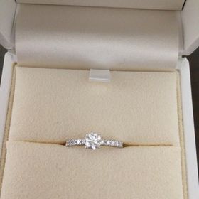 【TASAKI(タサキ)の口コミ】 大きい石の両方のサイドにもダイヤがあってデザインが可愛いかったので決…