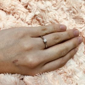 【アイプリモ(I-PRIMO)の口コミ】 シンプルなデザインです。横からダイヤのお尻をみることができます。
横か…