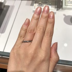 【銀座ダイヤモンドシライシの口コミ】 ねじれているデザインでダイヤモンドが正面にあるものと、両端にあるもの…