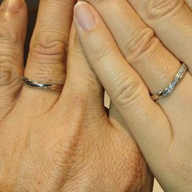 【銀座ダイヤモンドシライシの口コミ】 付けてみて、指輪の指にしっくりくる感じと、細身のリングで動きがあるデ…