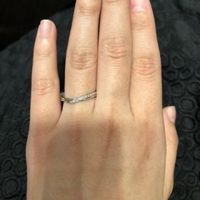 【銀座ダイヤモンドシライシの口コミ】 ハーフエタニティで指が長く見えるV字デザインのものを探していたので、こ…