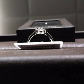 【アイプリモ(I-PRIMO)の口コミ】 3つダイヤの指輪で他ブランドも検討していたのですが、ダイヤの台座がハー…