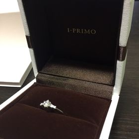 【アイプリモ(I-PRIMO)の口コミ】 ダイヤモンドにいくにつれてシャープになっていく、リングの形が素敵でし…