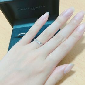 【ラザール ダイヤモンド(LAZARE DIAMOND)の口コミ】 ダイヤモンドの輝きを気に入りました。
鋳造リングであること、かつ、彼が…
