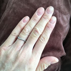 【PORTADA(ポルターダ)の口コミ】 小さなダイヤがたくさんついているところと指輪の太さが細めなのが気に入…