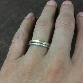 【Lovignette(ラヴィネット)の口コミ】 ハンドメイドでつくられたシンプルなデザインとそのコンセプト。リング内…