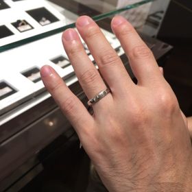 【ROCCA(ロッカ)の口コミ】 普段指輪を着けない彼の指にどんな指輪が似合うのか分からず、たまたま着…