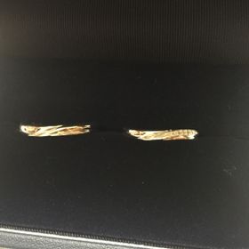 【銀座ダイヤモンドシライシの口コミ】 2人ともの指が細く見える感じのを探していて、シンプルがいいけど、地味な…