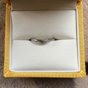 【ケイウノ ブライダル(K.UNO BRIDAL)の口コミ】 指が短いことがコンプレックスですが、緩やかなカーブを描く形と流れるよ…