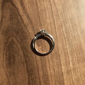 【ケイウノ ブライダル(K.UNO BRIDAL)の口コミ】 美女と野獣が好きで、リングが細身のデザインなのが決め手です。オーダー…