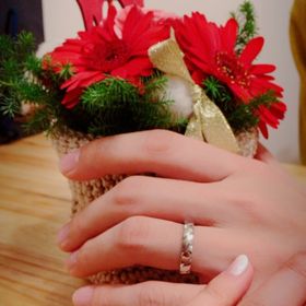 【ショーメ(CHAUMET)の口コミ】 デザインが決めてとなりました。
男性の指輪で細いタイプが嫌だった私は、…