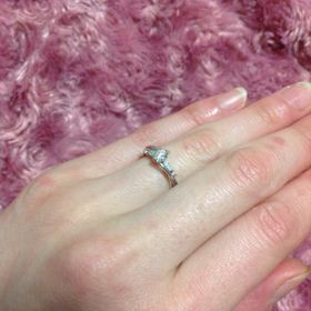 【A・D・A(エー・ディー・エー)の口コミ】 上品過ぎず、可愛らしさがあるデザインが決め手です。
中央のダイヤを際立…