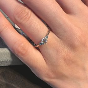 【ケイウノ ブライダル(K.UNO BRIDAL)の口コミ】 中央の大きなダイヤモンドはしっかりとした輝きであり、サイドの青いメレ…