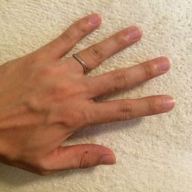 【I's stone(アイズストーン)の口コミ】 営業職なので普段身に着ける指輪はシンプルなデザインを身に着けたいと考…