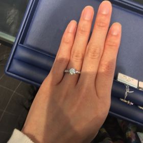 【ラザール ダイヤモンド(LAZARE DIAMOND)の口コミ】 普段使いもするには一粒のダイヤでは寂しいかと考え、0.5ctほどのダイヤと…