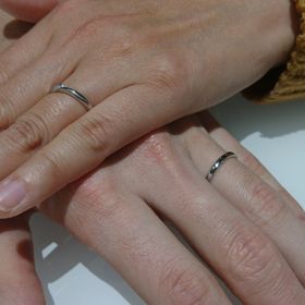 【俄(にわか)の口コミ】 ダイヤモンドが斜めに入っていてきれいなデザインが気に入りました。また…