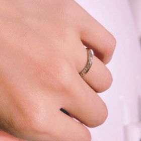 【4℃ BRIDAL(ヨンドシーブライダル)の口コミ】 ラインが緩やかなカーブを描いており、指へのフィット感が抜群です。一見…