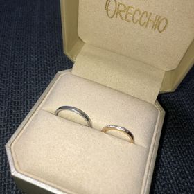 【ORECCHIO(オレッキオ)の口コミ】 2種類の形のダイヤで半分が縁取られていて、ひかりに当たるとキラキラ輝き…