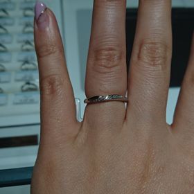 【銀座ダイヤモンドシライシの口コミ】 ダイヤモンドが斜めにグラデーションのように入っていて、指を綺麗に見せ…